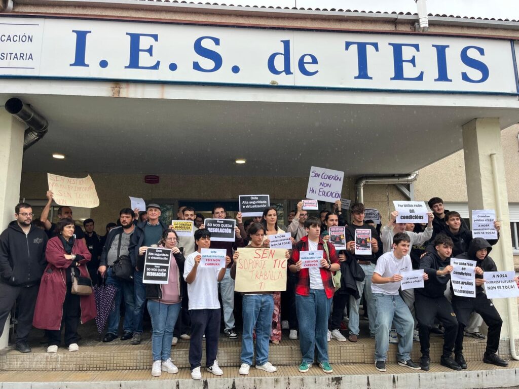 Foto concentracion no IES Teis outubro 2026
